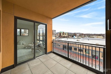 Live where culture, nature and downtown energy meet. This condo