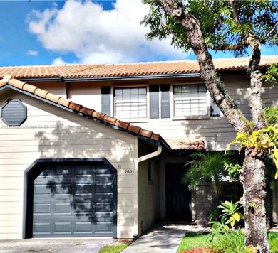 Lake Townhome/Townhouse For Sale in Plantation, Florida