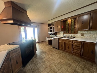 Move right into this beautifully updated 3 bedroom, 2.5 bathroom - photo 18