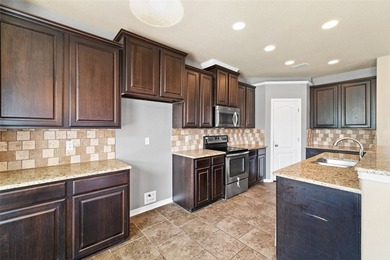 REDUCED !!!! BEAUTIFUL ELEGANT HOME WITH A SPACIOUS FLOOR PLAN - photo 2