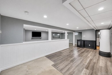 Custom-built and thoughtfully designed, this exceptional home - photo 38