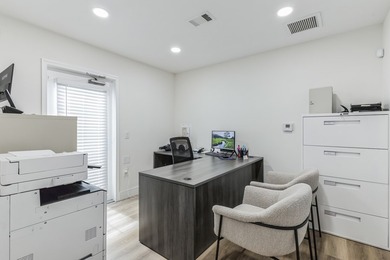 Welcome to this inviting 2-bedroom, 2-bathroom residence - photo 3