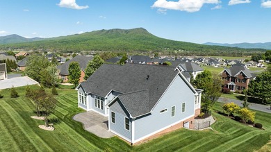 BEAUTIFUL CROSSROADS FARM CRAFTSMAN. Immaculate and ready to - photo 8