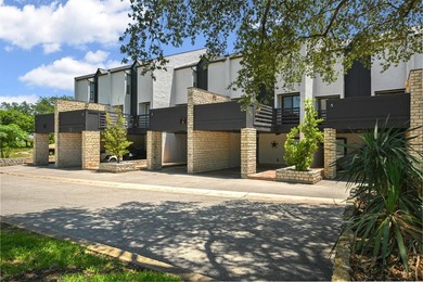 Beautifully remodeled waterfront townhome in Horseshoe Bay West - photo 2