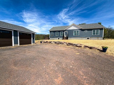 A private mountain escape with 2 homes! Set on 12 breathtaking - photo 2