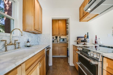 BERMUDA BUNGALOW IN SUNRISE BEACH! Tucked beneath a beautiful - photo 9