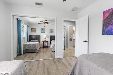 Beautiful Gulf-access, turnkey home offers 3 bedrooms, a den, 2 - photo 21