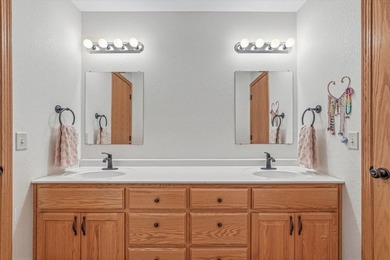 Move right into this beautifully maintained home located on a - photo 15