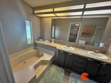 Beautiful Palm Harbor home 2 bedroom with 2 baths in a large - photo 22