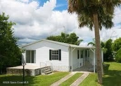 Affordable Florida living! This well-maintained 2006 model - photo 1