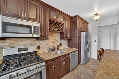 Bright and inviting 2-bedroom, 1-bathroom co-op apartment in the - photo 13