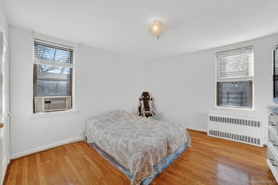 Bright and inviting 2-bedroom, 1-bathroom co-op apartment in the - photo 18