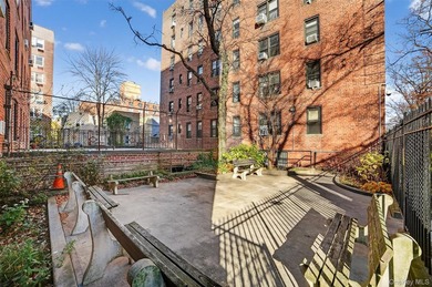 Bright and inviting 2-bedroom, 1-bathroom co-op apartment in the - photo 26