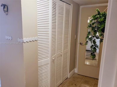 Excellent Location!!! 2/2 Corner unit located in heart of