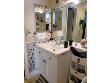 Excellent Location!!! 2/2 Corner unit located in heart of