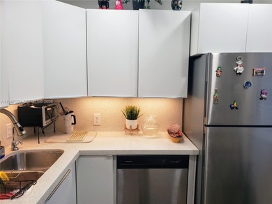 Excellent Location!!! 2/2 Corner unit located in heart of