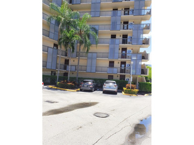 Excellent Location!!! 2/2 Corner unit located in heart of