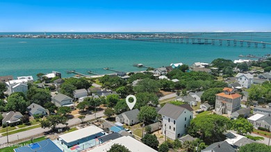 Classic cottage located in Morehead City, just a few blocks from - photo 1