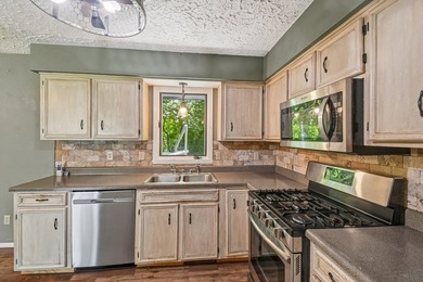 Enjoy lake community living in this bright and inviting 3 - photo 8
