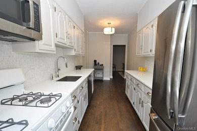 Welcome to this spacious and beautifully maintained one-bedroom - photo 13