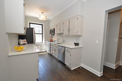 Welcome to this spacious and beautifully maintained one-bedroom - photo 14