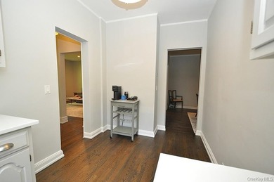 Welcome to this spacious and beautifully maintained one-bedroom - photo 16