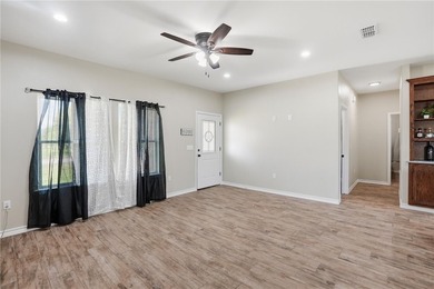 Beautiful 3-bedroom, 2-bath home in Ingleside with a bright open - photo 7