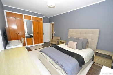 Welcome to this spacious and beautifully maintained one-bedroom - photo 23