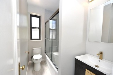 Welcome to this spacious and beautifully maintained one-bedroom - photo 25