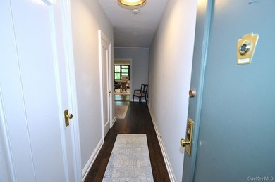 Welcome to this spacious and beautifully maintained one-bedroom - photo 28