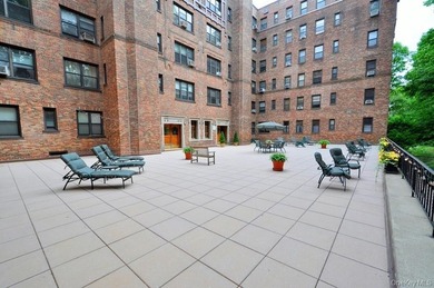 Welcome to this spacious and beautifully maintained one-bedroom - photo 33