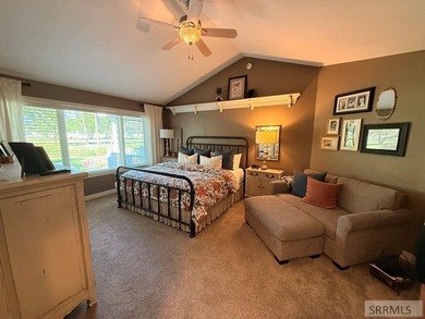 Welcome home to this spacious and beautifully maintained - photo 11