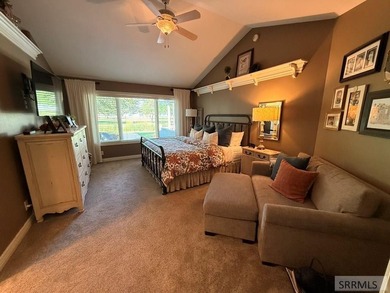 Welcome home to this spacious and beautifully maintained - photo 12