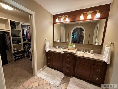 Welcome home to this spacious and beautifully maintained - photo 13
