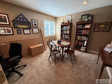 Welcome home to this spacious and beautifully maintained - photo 17