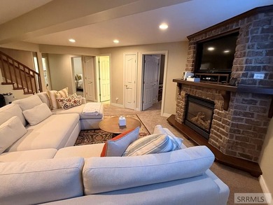 Welcome home to this spacious and beautifully maintained - photo 18