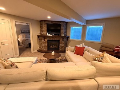 Welcome home to this spacious and beautifully maintained - photo 19