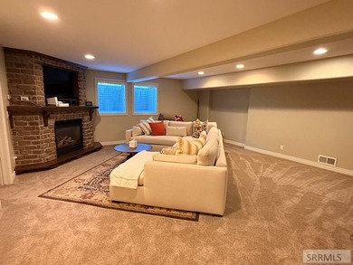 Welcome home to this spacious and beautifully maintained - photo 20