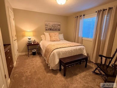 Welcome home to this spacious and beautifully maintained - photo 21