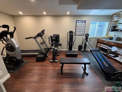 Welcome home to this spacious and beautifully maintained - photo 25