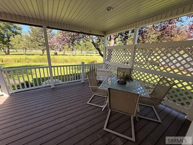 Welcome home to this spacious and beautifully maintained - photo 27