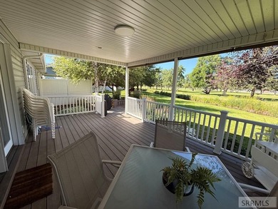 Welcome home to this spacious and beautifully maintained - photo 28