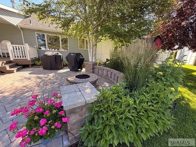 Welcome home to this spacious and beautifully maintained - photo 31