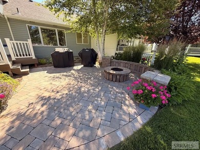 Welcome home to this spacious and beautifully maintained - photo 32
