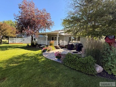 Welcome home to this spacious and beautifully maintained - photo 33