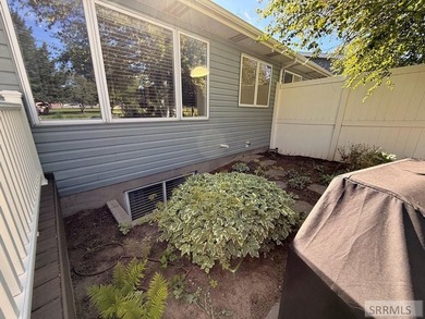 Welcome home to this spacious and beautifully maintained - photo 34