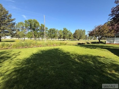 Welcome home to this spacious and beautifully maintained - photo 37