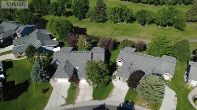 Welcome home to this spacious and beautifully maintained - photo 39