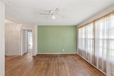 This two-bedroom, one-bath property presents a solid opportunity - photo 6