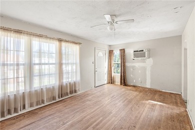 This two-bedroom, one-bath property presents a solid opportunity - photo 7